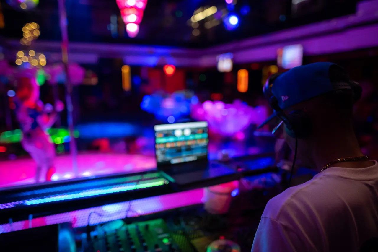 International DJs - Image 8